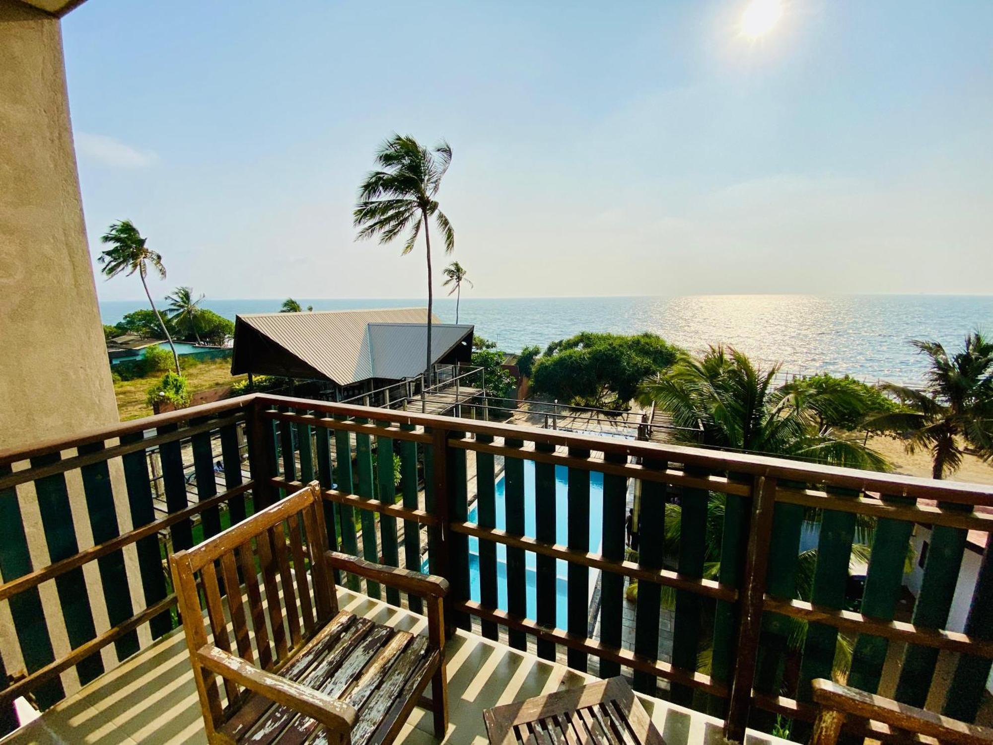 Saprin Beach Resort Uswetakeiyawa Kültér fotó