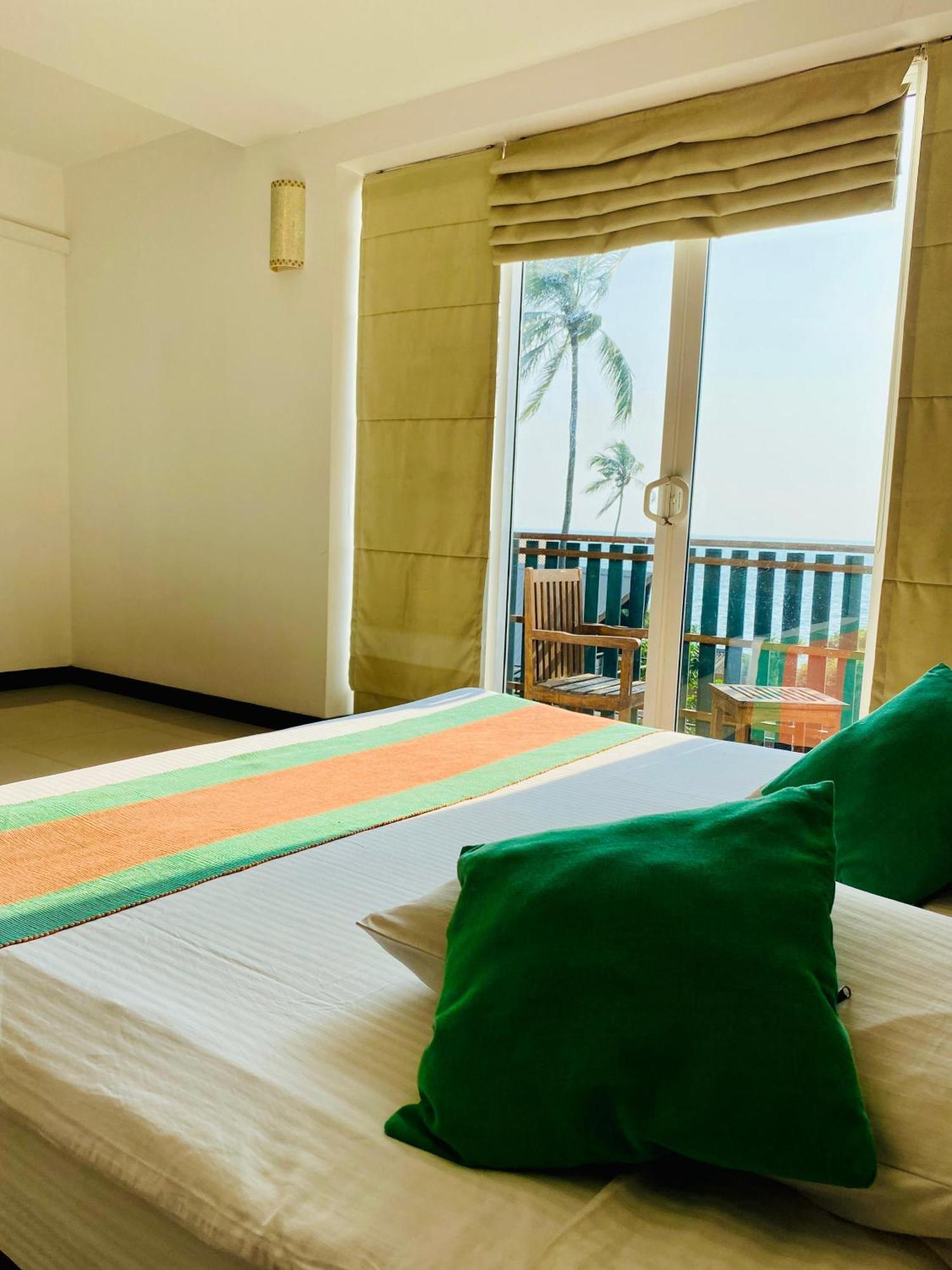Saprin Beach Resort Uswetakeiyawa Kültér fotó