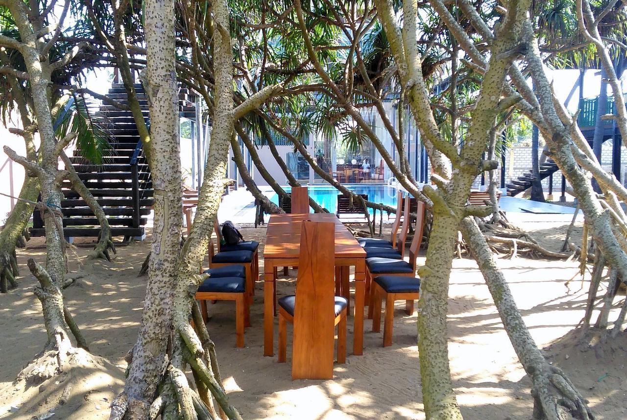 Saprin Beach Resort Uswetakeiyawa Kültér fotó