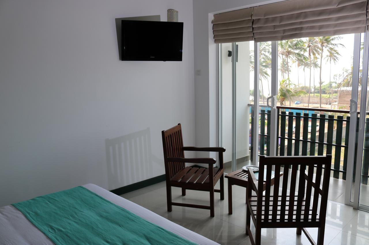 Saprin Beach Resort Uswetakeiyawa Kültér fotó