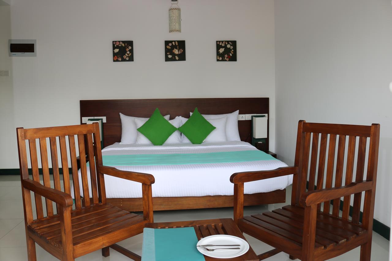 Saprin Beach Resort Uswetakeiyawa Kültér fotó