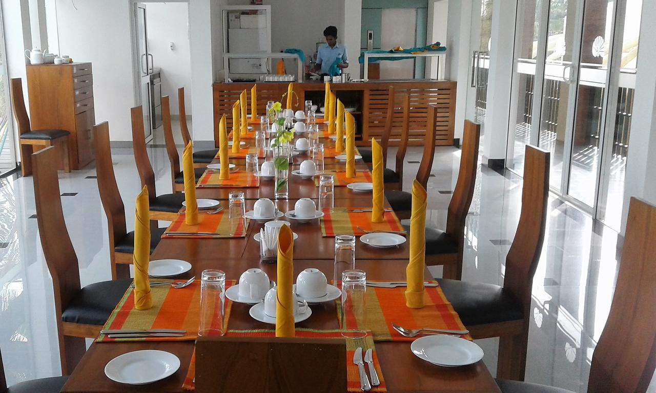 Saprin Beach Resort Uswetakeiyawa Kültér fotó