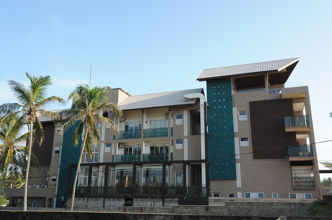 Saprin Beach Resort Uswetakeiyawa Kültér fotó