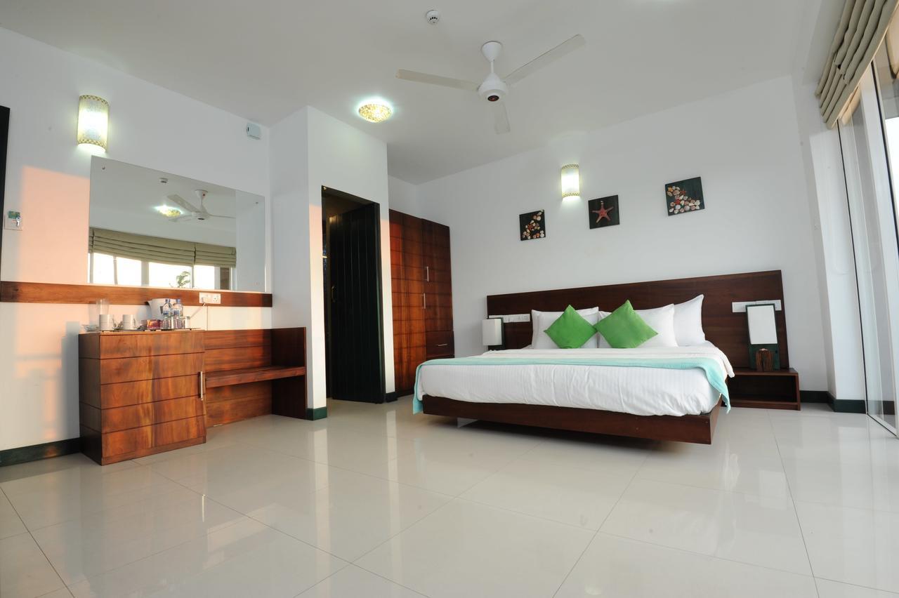 Saprin Beach Resort Uswetakeiyawa Kültér fotó
