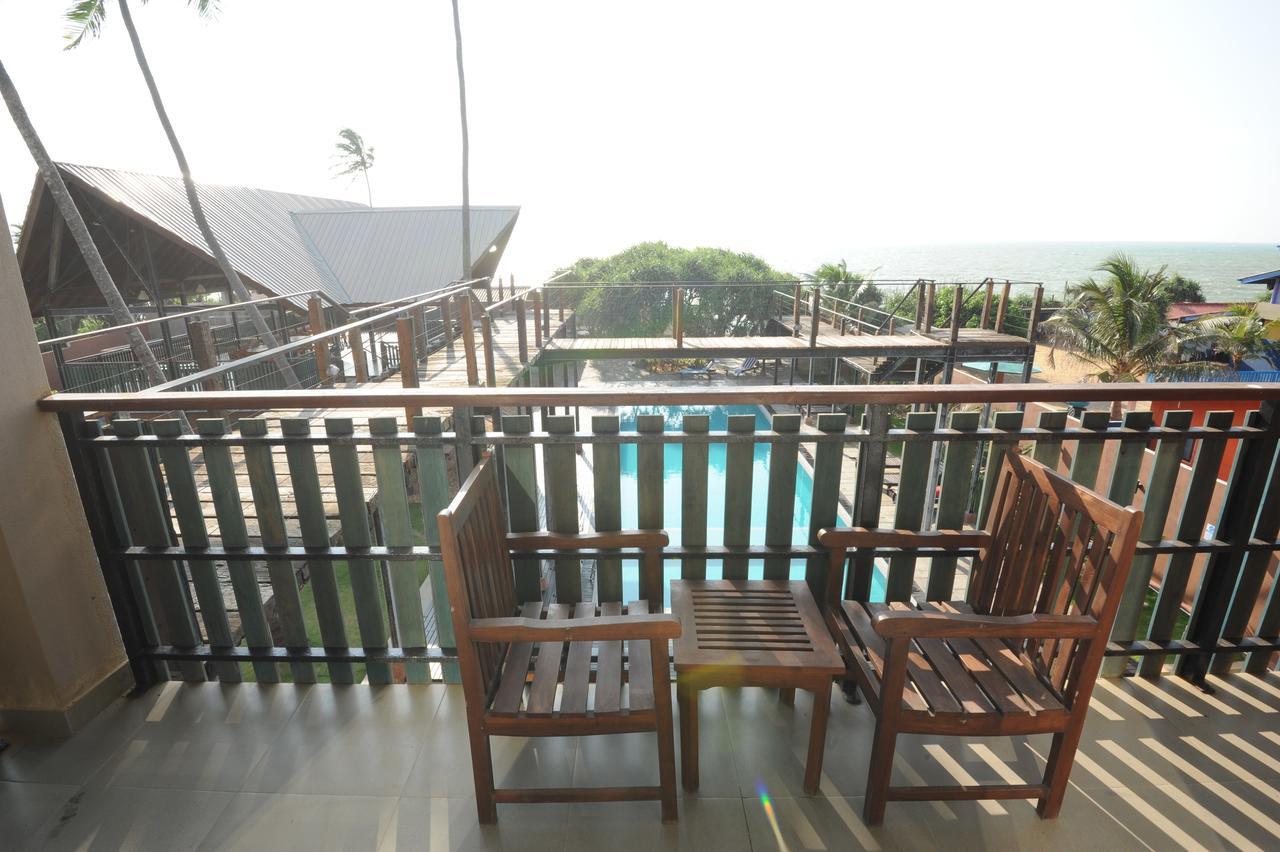 Saprin Beach Resort Uswetakeiyawa Kültér fotó