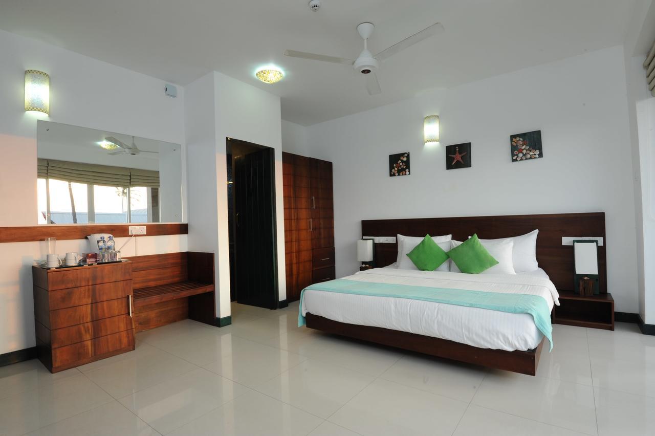Saprin Beach Resort Uswetakeiyawa Kültér fotó