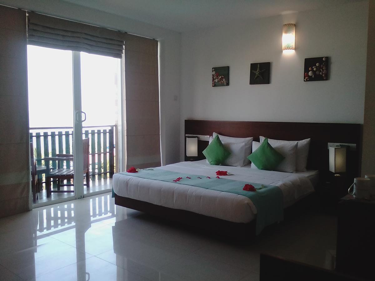 Saprin Beach Resort Uswetakeiyawa Kültér fotó