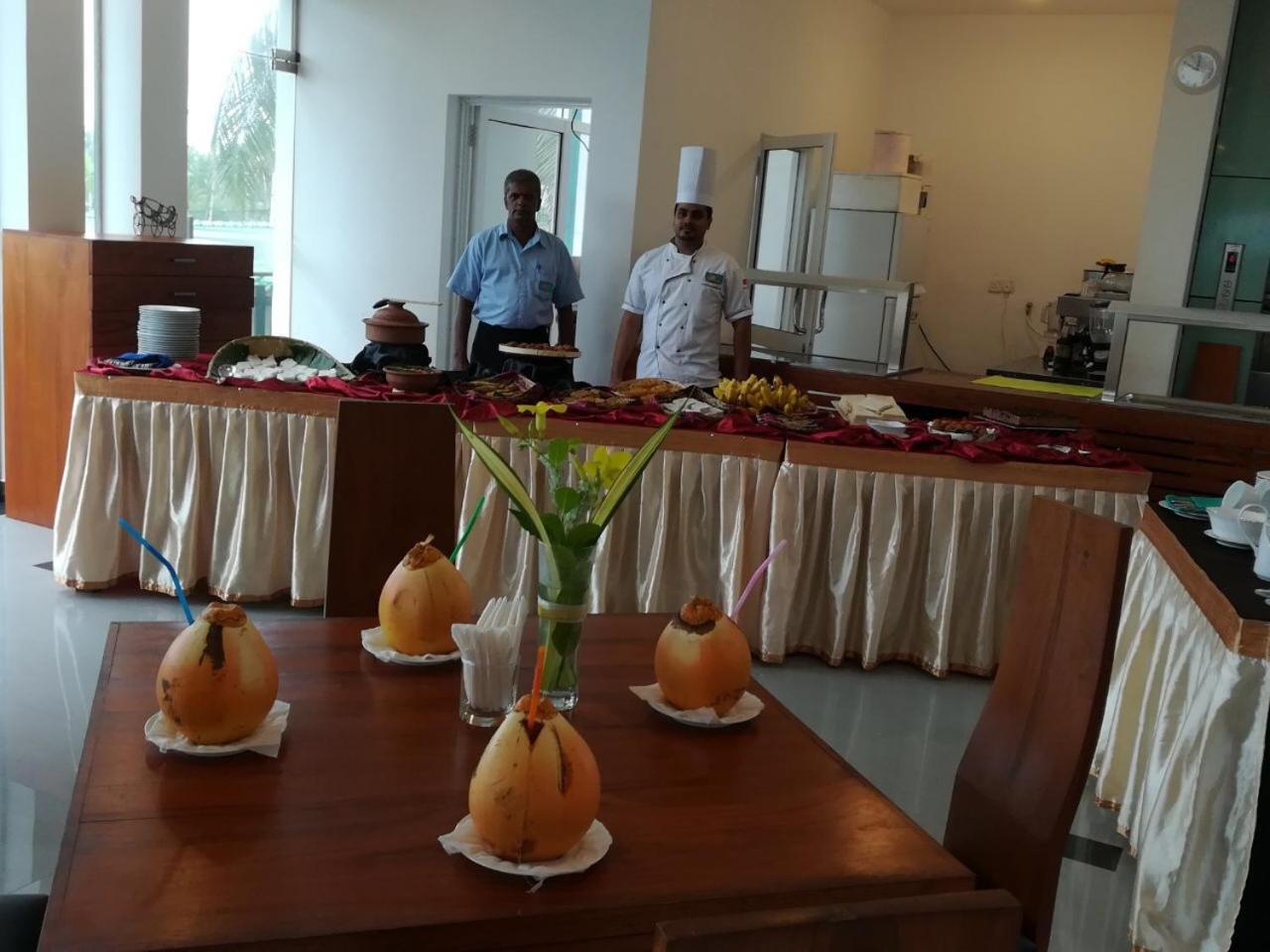 Saprin Beach Resort Uswetakeiyawa Kültér fotó