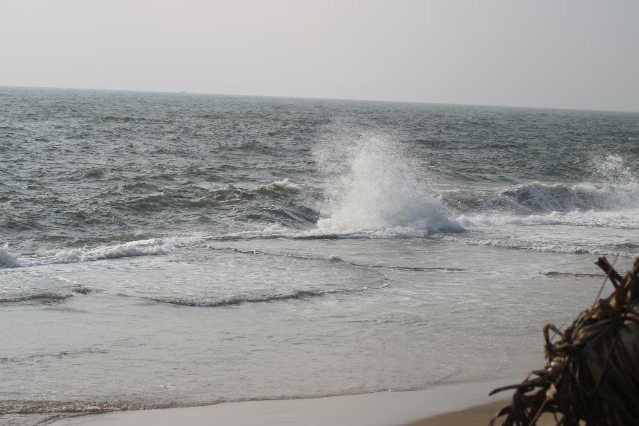 Saprin Beach Resort Uswetakeiyawa Kültér fotó