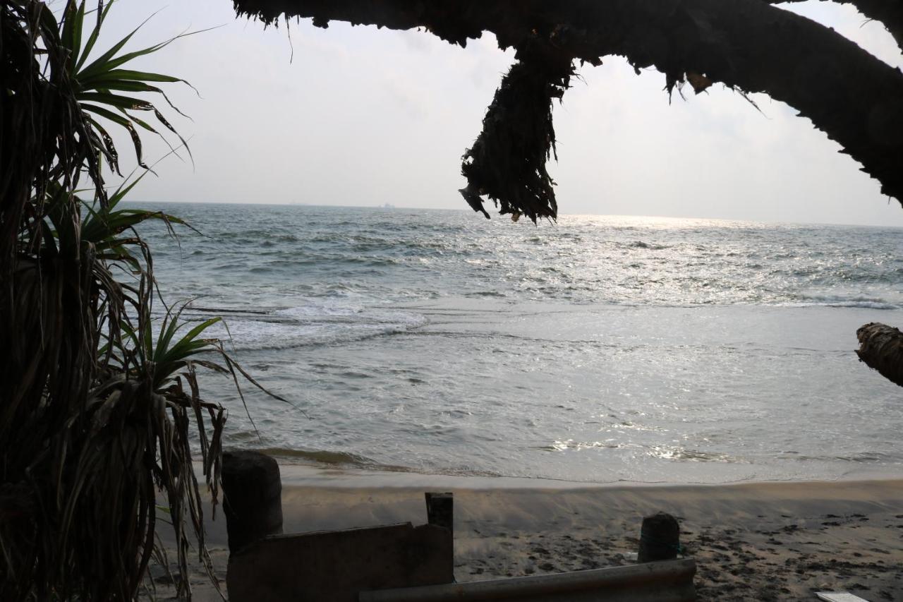 Saprin Beach Resort Uswetakeiyawa Kültér fotó
